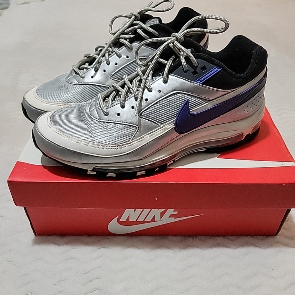 Nike Men's Silver Gray Athletic Shoes with Purple Swoosh